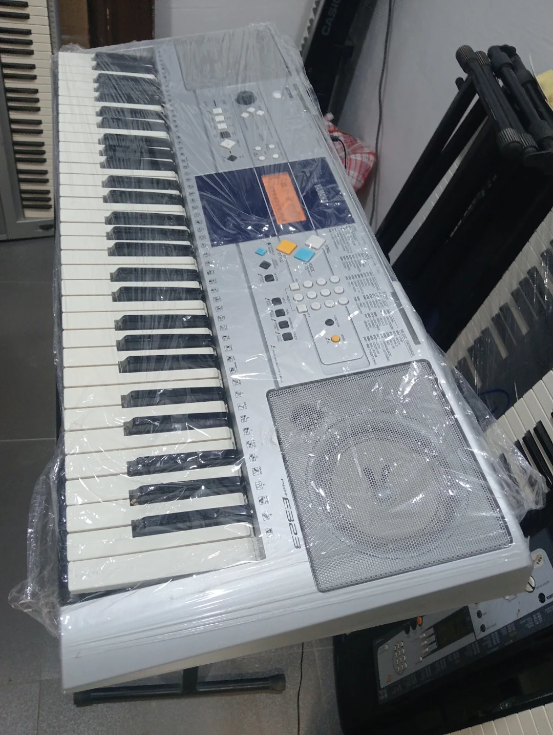 Yamaha PSR-E323 Keyboard