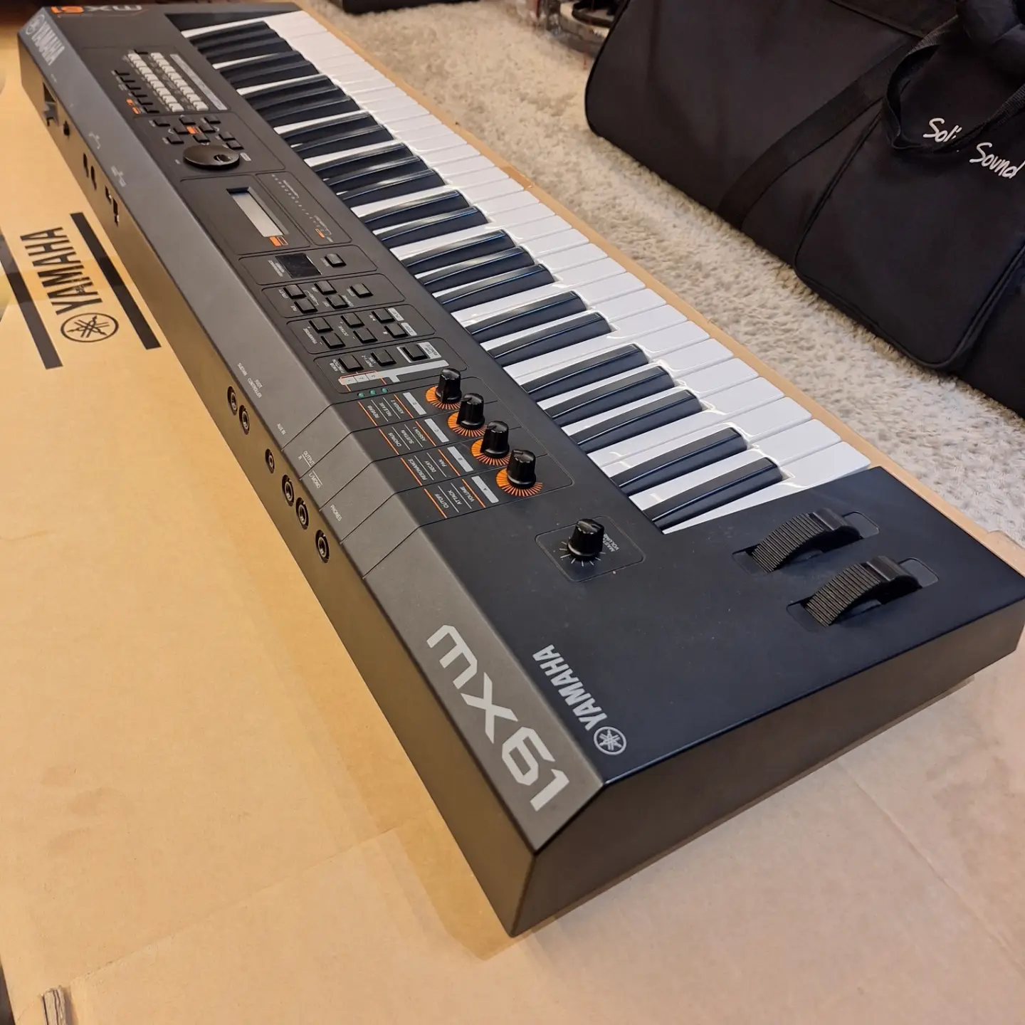 Yamaha MX61 Synthesizer