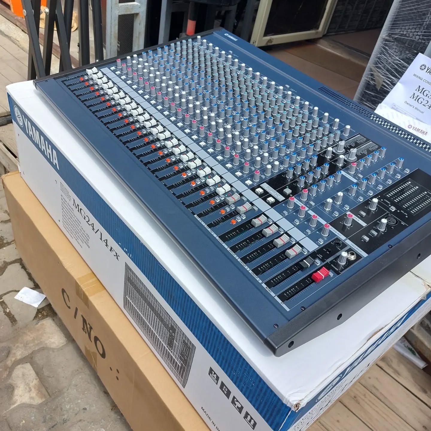 Yamaha MG24/14FX Mixing Console