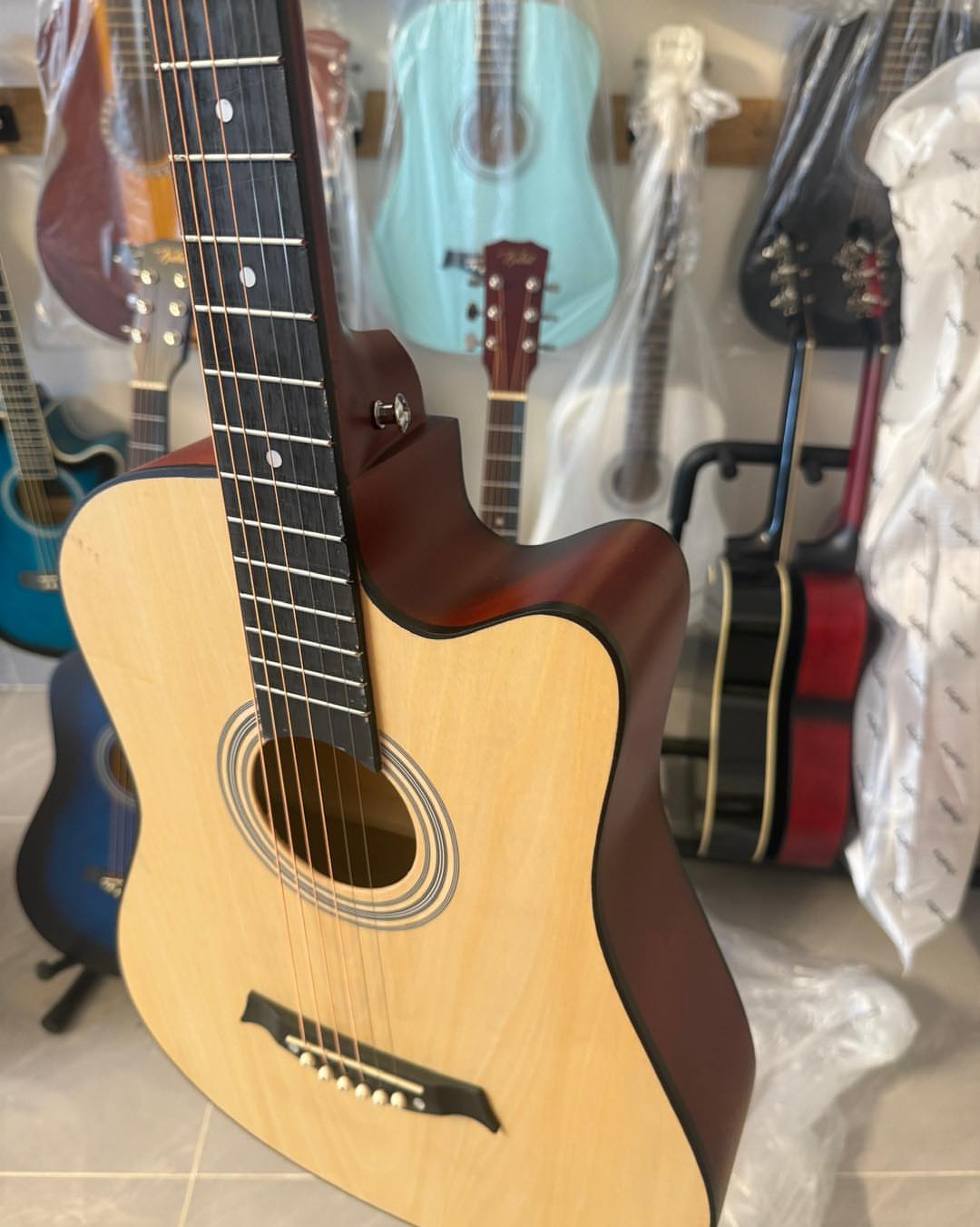 Gibson 6-String Acoustic Guitar, brand new